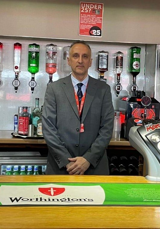 Murat bar manager (2)